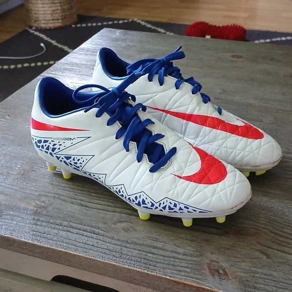 Nike Soccer Cleats - Picture 7 of 8